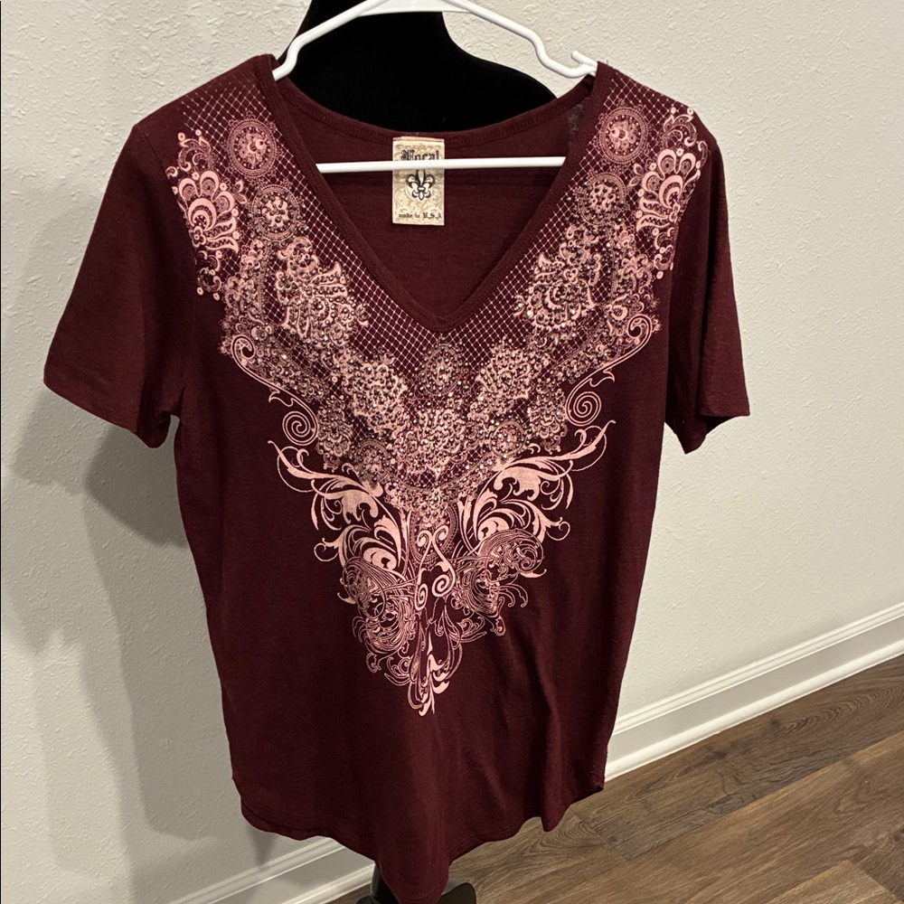 Vocal Women's Short Sleeve V-Neck Tee in Burgundy with Pink Graphic